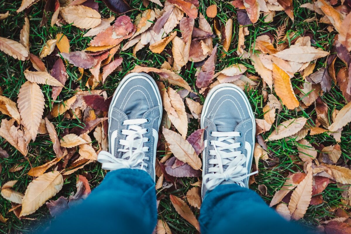 Jak rozwijać samowspółczucie w przywództwie | Katarzyna Urbaniak standing on dried leaves outdoors
